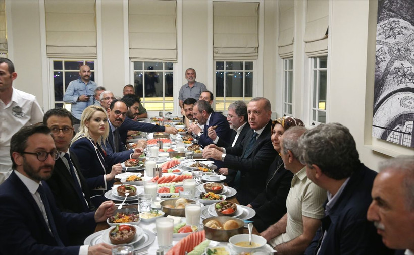 Erdoğan, moderatörlerle yemek yedi - Resim: 1