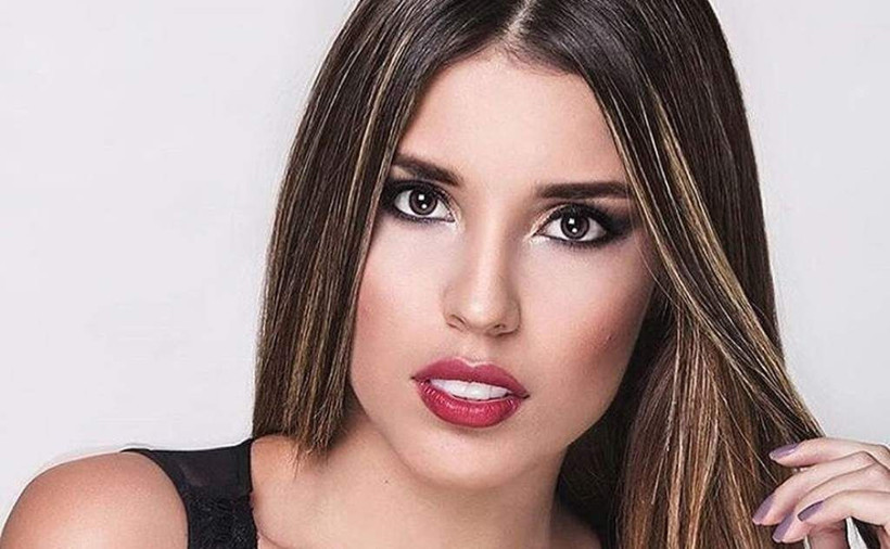 Lina Daniela Daza'nun podyumda göğüsleri açıldı elbisesinin askıları düştü - Resim: 1