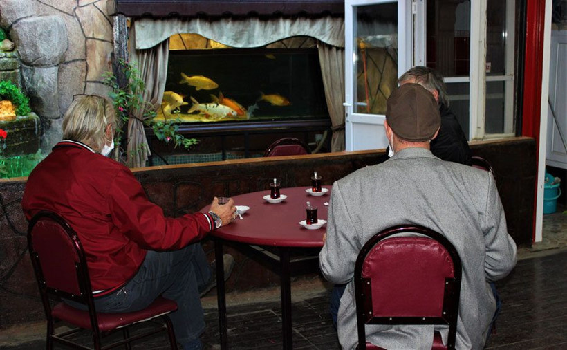 Kocaeli'de salgında azalan işlerini attırmak için kahvehanesine kurdu kimse dışarı çıkmıyor! - Resim: 1