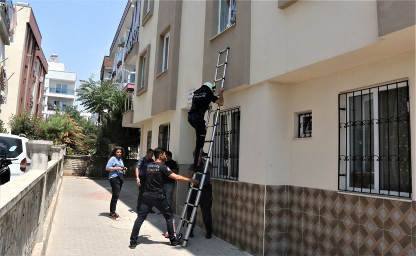 Ekipler merdivenle eve girdi! Antalya'da işe gitmeyen odyometrist korkunç halde bulundu - Resim: 3