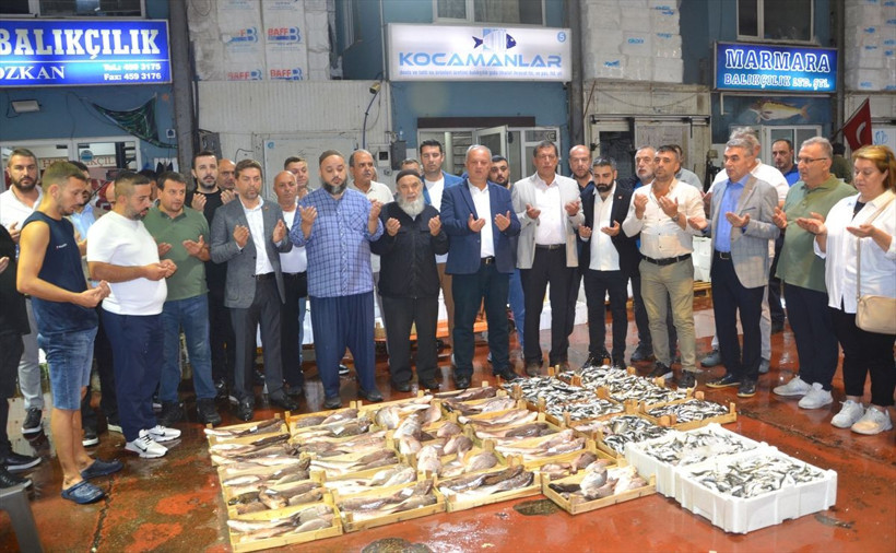 Ava çıkan balıkçılar ağları dolu döndü! Yeni sezonun ilk balık mezadı yapıldı - Resim: 13