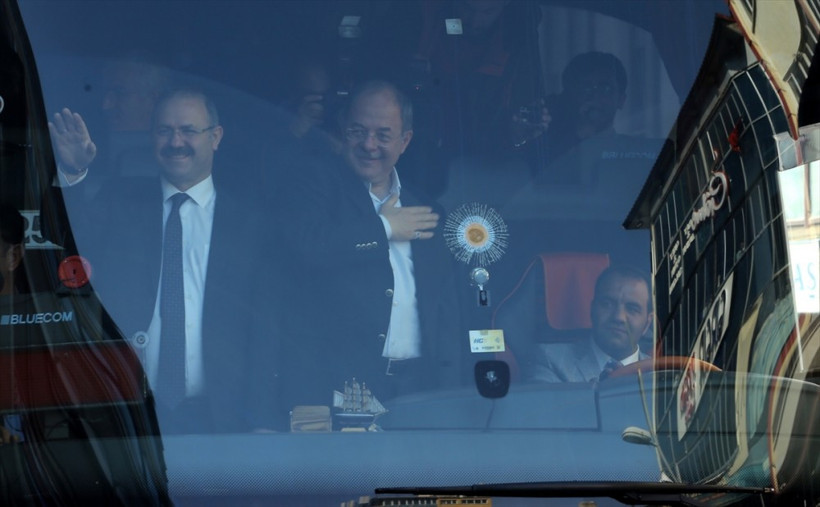 Recep Akdağ'dan ülkücülere bozkurt selamı - Resim: 1