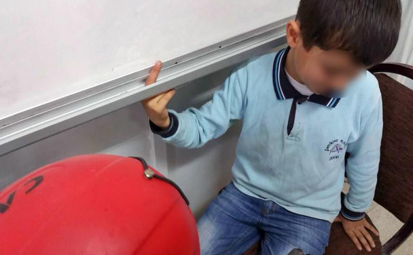 Parmağını akıllı tahtaya sıkıştırdı - Resim: 2