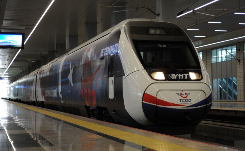 Yüksek Hızlı Tren 15 Temmuz'a özel giydirildi görenler heyecanını gizleyemedi - Resim: 1