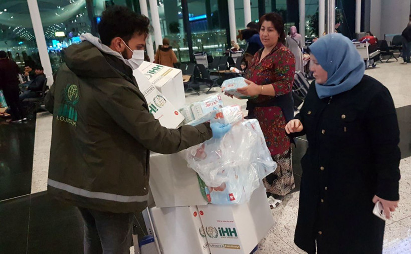 Havalimanında mahsur kalan yabancı yolculara insani yardım - Resim: 3