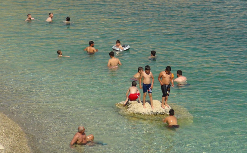 Sıcaktan bunalanlar kendini Van Gölü’nün serin sularına bırakıyor - Resim: 2