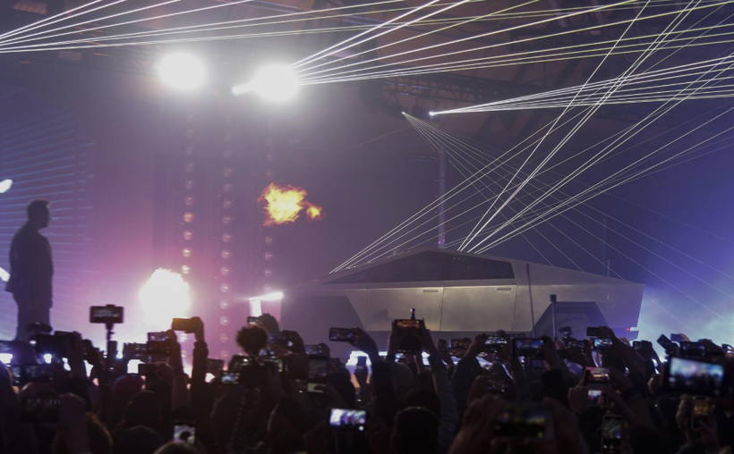 Elon Musk Cybertruck’ı tanıttı! Kırılmaz dediği cam kırılınca düzeltiriz deyip geçiştirdi - Resim: 3