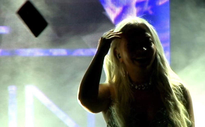 Ece Seçkin'e sahnede telefon fırlatılmıştı! İşte ünlü popçunun yaralandığı o anın yeni görüntüleri - Resim: 4