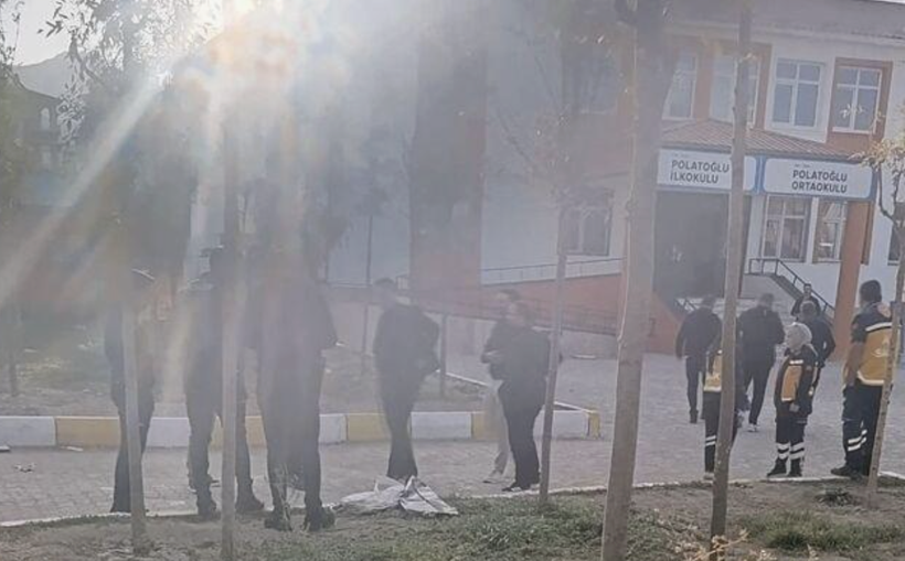 Van’da silahlı öğrenci alarmı: Kız öğrenci okula tüfekle geldi veliler... - Resim: 0