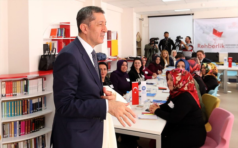 Milli Eğitim Bakanı Ziya Selçuk öğretmenliği özlemişim deyip giydi önlüğü - Resim: 1