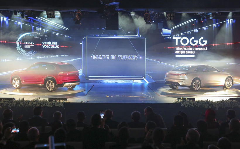 Türkiye'nin yeni otomobili tanıtıldı kırmızı ve beyaz Türk bayrağı renginde - Resim: 2
