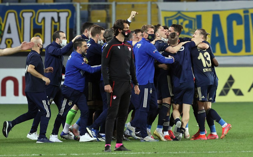 Fenerbahçe, son dakikada kazandı! Caner Erkin ağladı Emre Belözoğlu secdeye yattı - Resim: 2