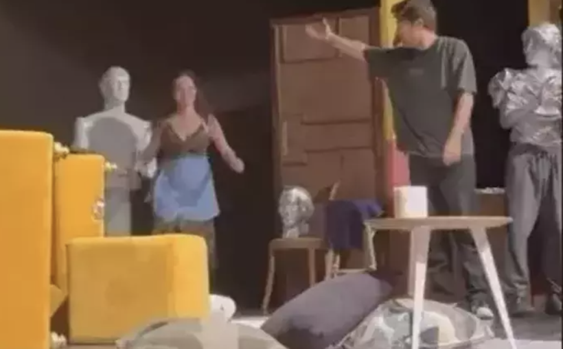 Tolga Güleç sahnede kaza geçirdi! Oyunu acı içinde tamamladı... - Resim: 1