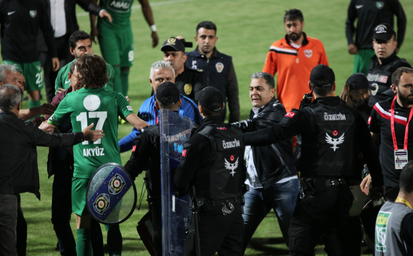 Maç bitti ortalık savaş alanına döndü - Resim: 2