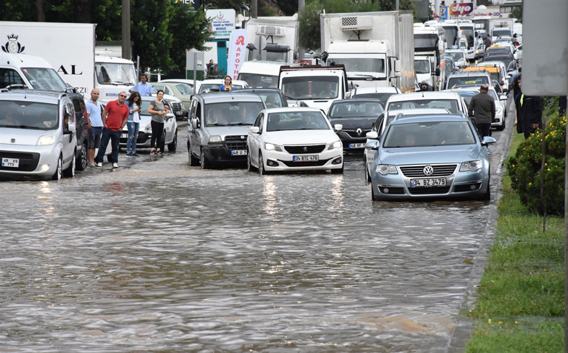Bodrum'u sel vurdu! Araçlar sürüklendi 5 yıldızlı otelleri su bastı