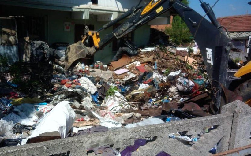 Düzce'de kötü kokuların geldiği evden 13 kamyon çöp çıkarıldı - Resim: 2