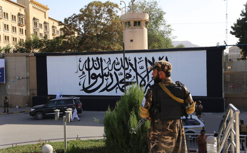 Kabil’de terk edilen ABD büyükelçiliğinin duvarına Taliban bayrağı çizildi