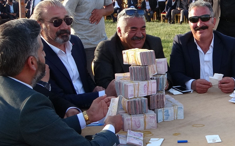 Aşiret düğününde takılan paralar kule oldu masaya sığmadı geline 3 kilo altın takıldı