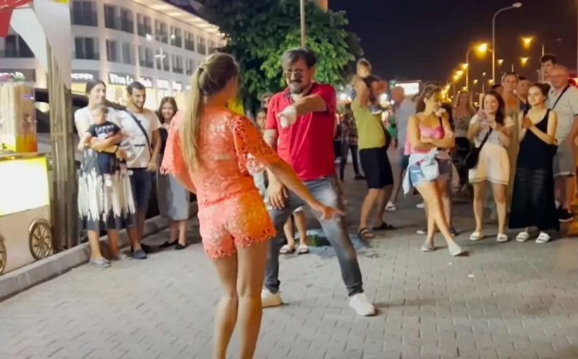 Çılgın Dondurmacı yine rahat durmadı! Tezgahın arkasından çıkıp... - Resim: 4