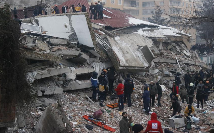 Kahramanmaraş'ta 7.7'lik deprem yıkıma neden oldu! Çöken binalardan görüntüler geldi