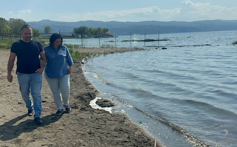 İznik gölü çekilince ortaya çıktı! Gezintiye çıkan aile buldu