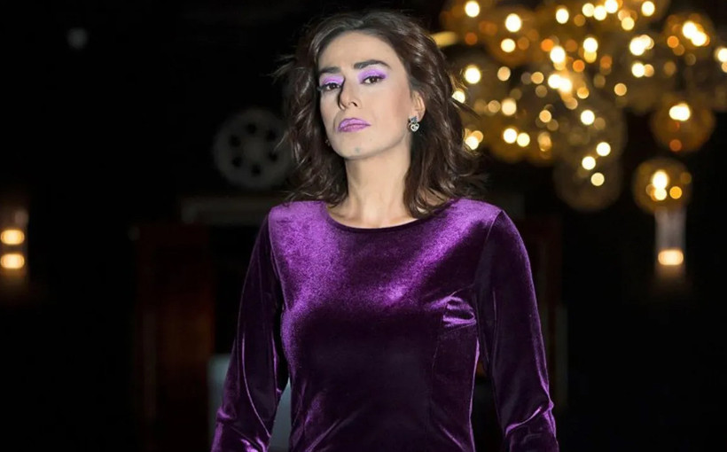 Seyirciyi şoke eden hareket! Yıldız Tilbe sahnede peruğunu çıkardı: Takmayınca 60 yaşında oluyorum