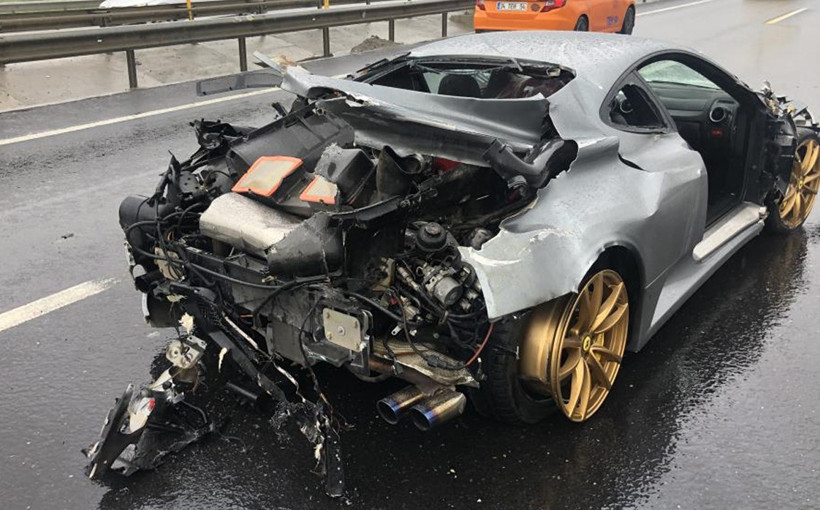 Ünlü iş adamı Sinan Urfalı, Ferrari ile feci kaza yaptı! 10 milyonluk araç pert oldu