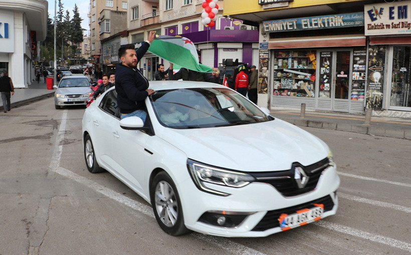 Türkiye'deki Suriyeliler sokaklara döküldü! Esed'in gidişini böyle kutladılar