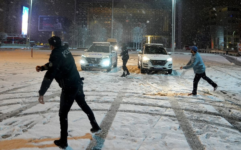 İstanbul Taksim'de polis ile vatandaşlar kar topu oynadı - Resim: 4
