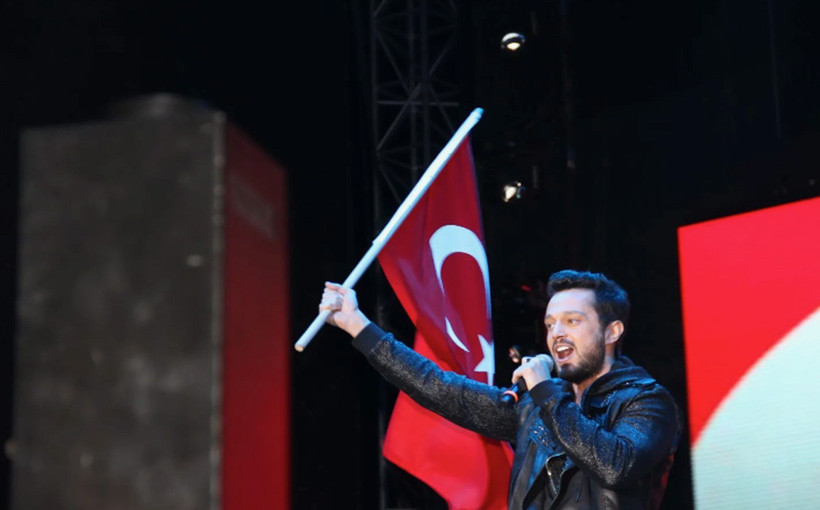 Sosyal medya bu listeyi konuşuyor! 15 Temmuz'da hangi ünlü ne paylaştı, kim sessiz kaldı?