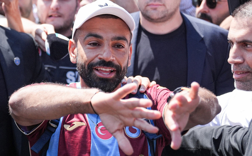 Mohamed Salah havalimanında taraftarı selamlayıp "üçlü" çektirdi! O anlar böyle görüntülendi