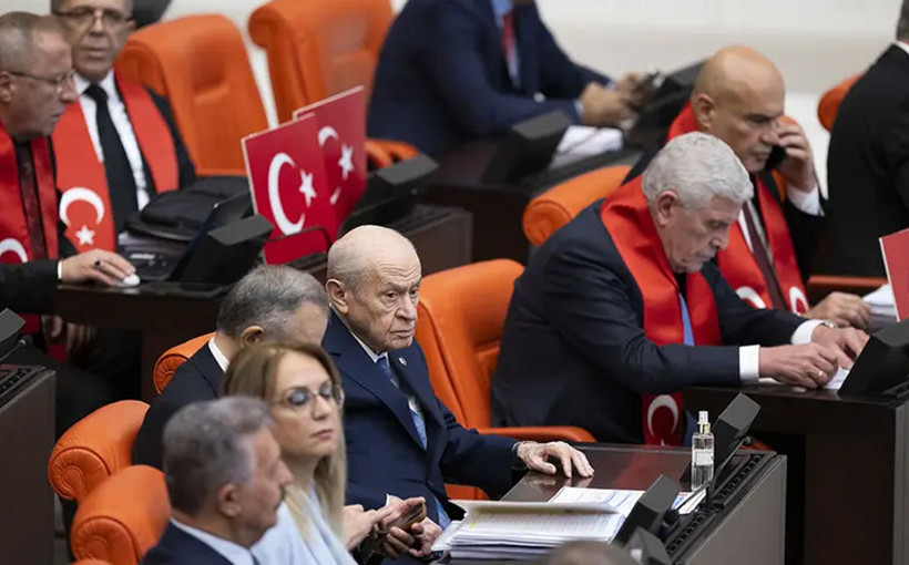 Meclis'te soğuk rüzgarlar esti! 2 lider yan yana oturdu ama...