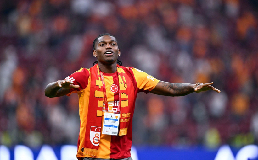 Rafael Leao sahaya indi sarı kırmızılı taraftarı selamladı ilk üçlüsünü çektirdi