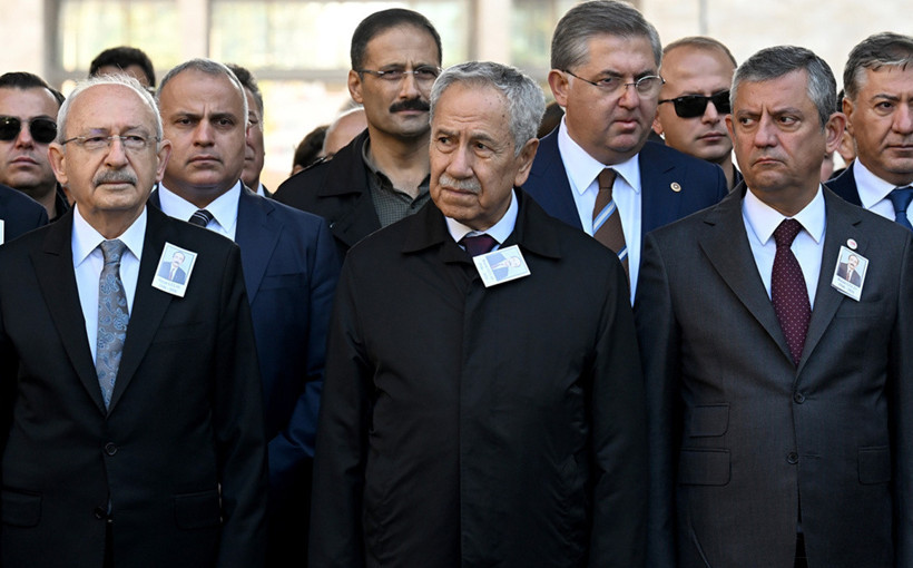 Özgür Özel ile Kemal Kılıçdaroğlu cenaze töreninde tokalaştı! O anlar böyle görüntülendi
