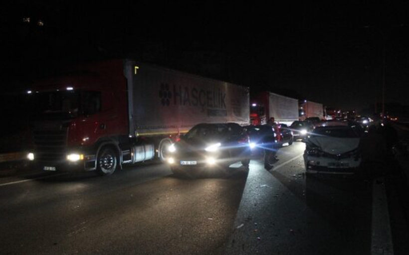 TEM Otoyolu'nda 5 araç birbirine girdi! Kilometrelerce kuyruk oluştu - Resim: 4