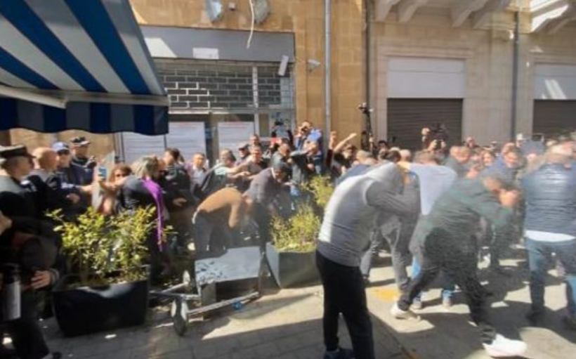 Rum yönetimi kapıları kapattı! Eylem yapan Kıbrıslı Türklere biber gazı sıktı - Resim: 3
