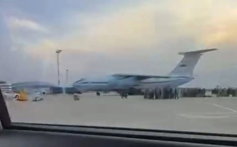 Bu kadın dünyada gündem oldu: Tırnak randevusuna askeri uçakla gitti! - Resim: 2