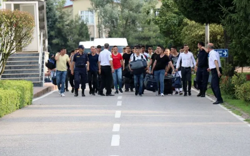 Yeni askerlik düzenlemesiyle terhis olan askerlerin sevinçleri görülmeye değer - Resim: 4