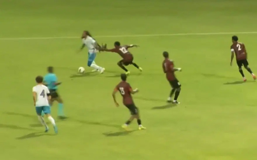 Futbol dünyası bu olayı konuşuyor! Uzun saçlarıyla rakibe 2 kırmızı kart aldırdı - Resim: 2