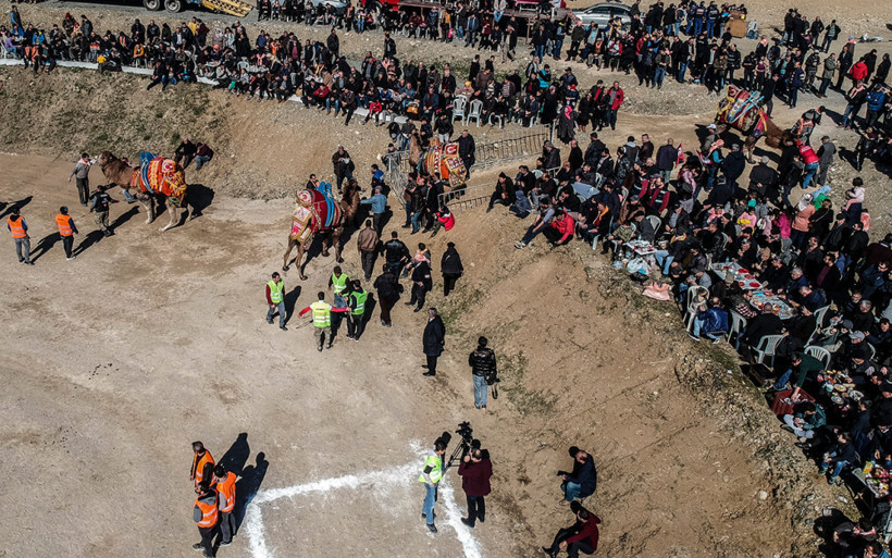 Develerin altında ezilmekten son anda kurtuldu! - Resim: 2