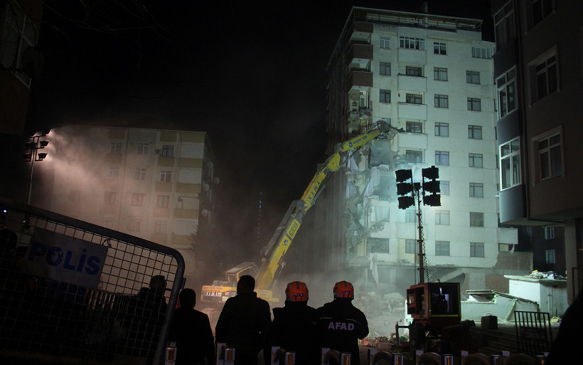 Kartal'da riskli binanın yıkımına başlandı! - Resim: 4