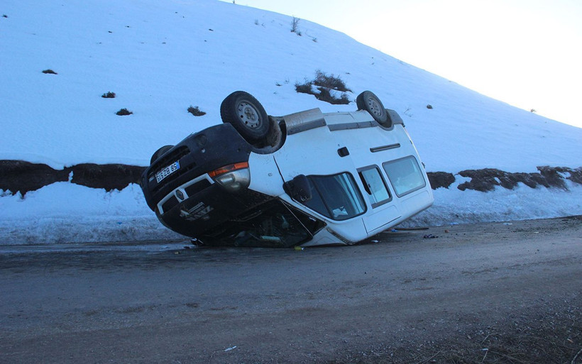 Sivas'ta minibüs devrildi: Çok sayıda yaralı var! - Resim: 2