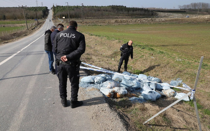 Büyükçekmece’de 60 çuval zehirli kimyasal atık bulundu! - Resim: 1