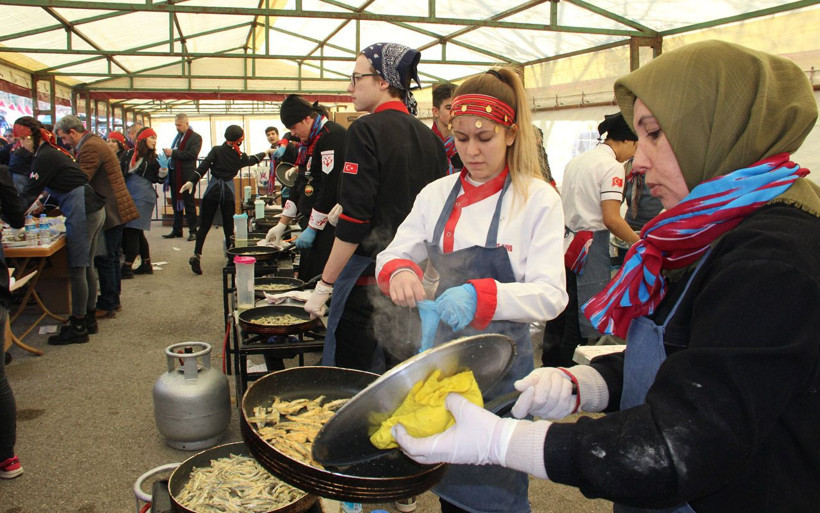 Manisa’ya 5 ton hamsi yağdı - Resim: 3