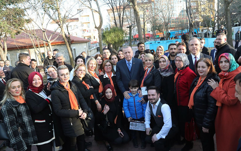 Cumhurbaşkanı Erdoğan Türk bayraklı halıya ilmek attı - Resim: 1