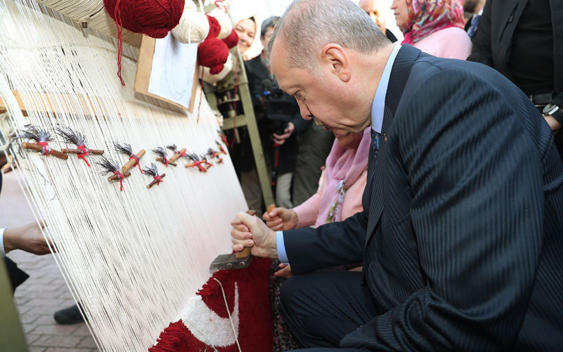 Cumhurbaşkanı Erdoğan Türk bayraklı halıya ilmek attı - Resim: 3