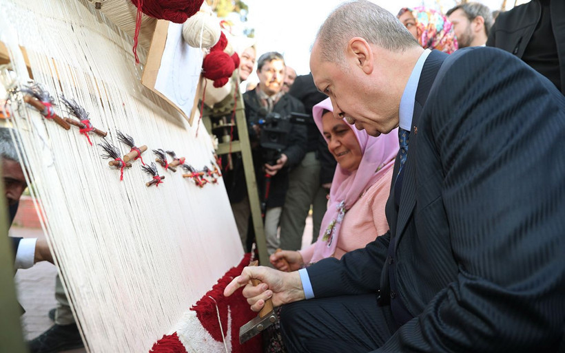 Cumhurbaşkanı Erdoğan Türk bayraklı halıya ilmek attı - Resim: 4