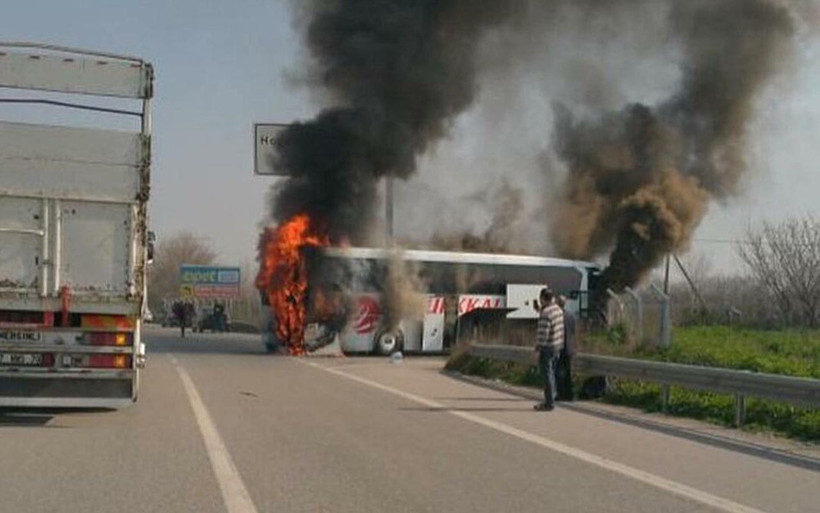 Manisa'da otobüs alev alev yandı: 29 yolcu ölümden döndü! - Resim: 1