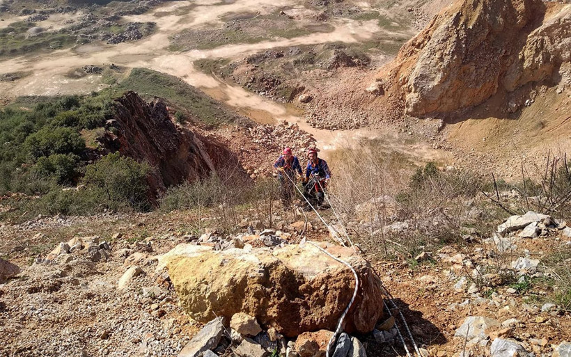 Bursa'da uçuruma düşen keçiyi AFAD kurtardı - Resim: 1