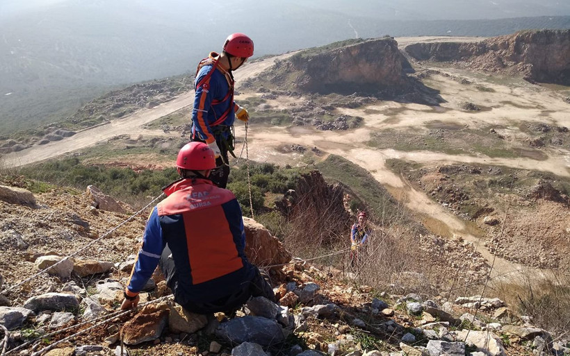 Bursa'da uçuruma düşen keçiyi AFAD kurtardı - Resim: 2